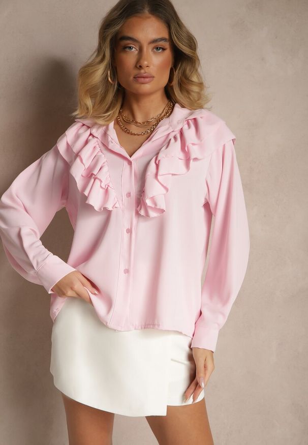 Renee - Różowa Koszula Ozdobiona Falbaną Kornella. Okazja: na co dzień. Typ kołnierza: kołnierzyk klasyczny. Kolor: różowy. Materiał: jeans. Wzór: aplikacja. Styl: klasyczny, casual, elegancki