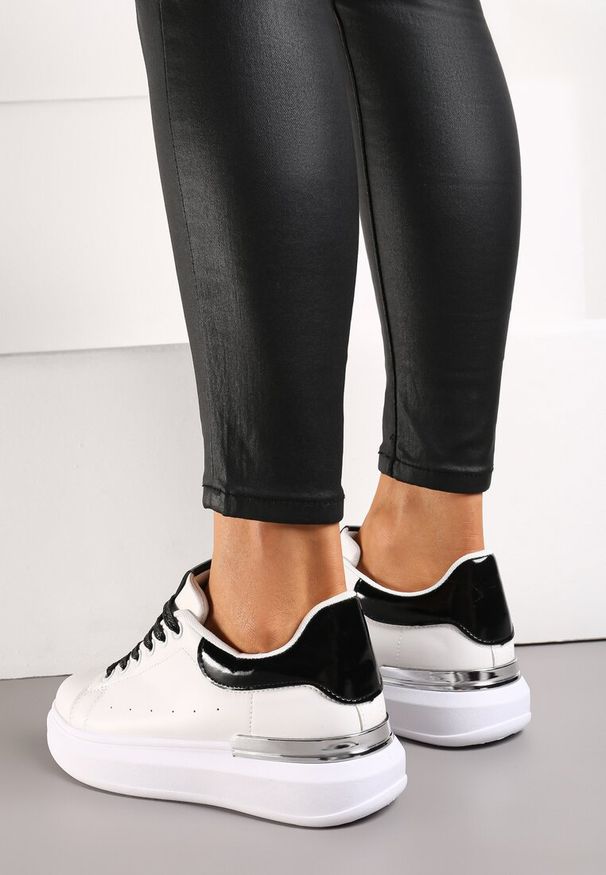 Renee - Biało-Czarne Sneakersy z Brokatowymi Sznurowadłami i Metaliczną Wstawką na Platformie Vuriama. Okazja: na co dzień. Kolor: biały. Materiał: skóra. Obcas: na platformie