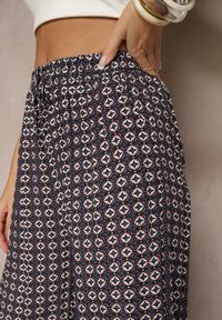 Renee - Granatowe Spodnie o Szerokim Kroju High Waist z Geometrycznym Wzorem Farisia. Stan: podwyższony. Kolor: niebieski. Materiał: bawełna. Wzór: geometria. Styl: elegancki #4