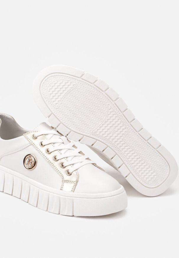 Born2be - Biało-Złote Sneakersy Vices na Grubej Tłoczonej Podeszwie ze Sznurowaniem i Metaliczną Ozdobą Ulfedi. Okazja: na co dzień. Kolor: biały. Materiał: satyna, jeans. Wzór: aplikacja