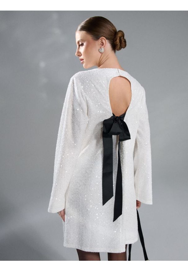 Sinsay - Sukienka mini z cekinami - biały. Kolor: biały. Długość: mini