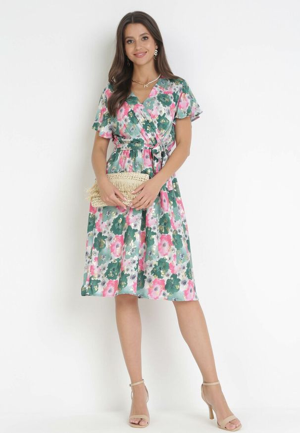 Born2be - Zielona Rozkloszowana Sukienka z Metaliczną Nitką i Wiązanym Paskiem Noldan. Kolor: zielony. Materiał: tkanina, materiał, wiskoza. Wzór: kwiaty