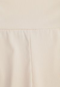 Born2be - Jasnobeżowe Kolarki Thosea. Okazja: na co dzień. Stan: podwyższony. Kolor: beżowy. Materiał: tkanina, prążkowany, dzianina. Długość: długie, krótkie. Wzór: aplikacja. Styl: sportowy, casual #2