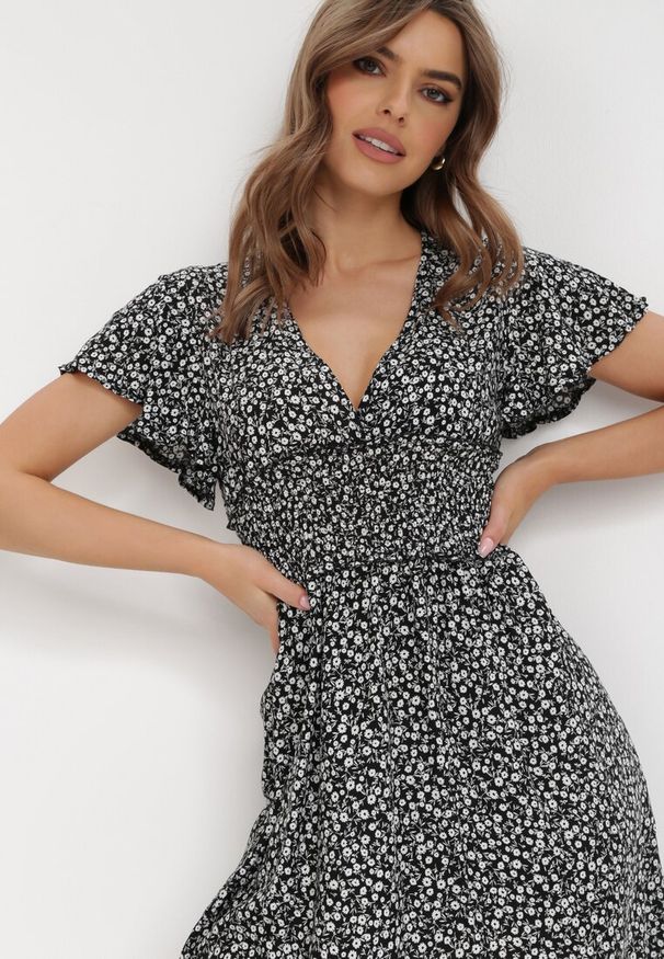 Born2be - Czarna Sukienka Rhodochis. Kolor: czarny. Długość rękawa: krótki rękaw. Wzór: kwiaty. Sezon: lato. Długość: mini