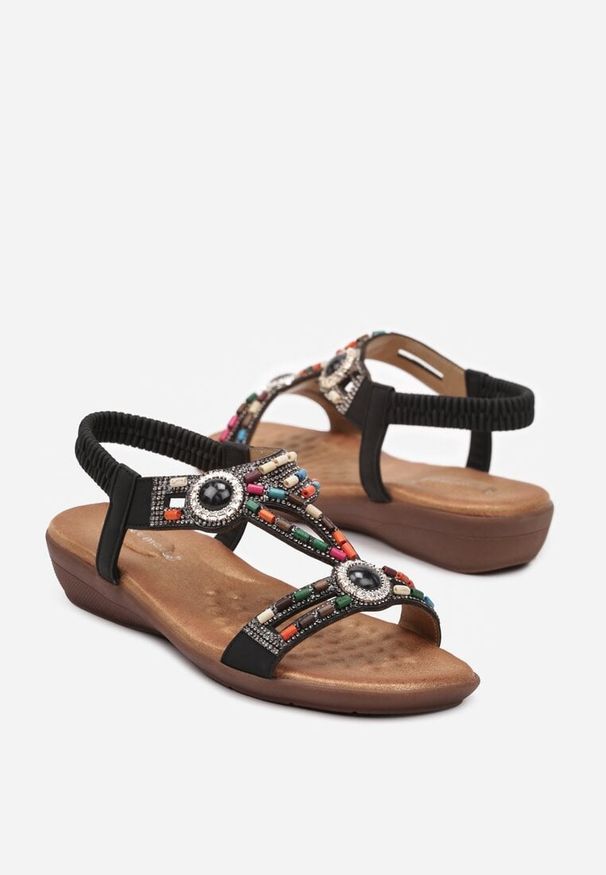 Renee - Czarne Sandały z Koralikami i Cyrkoniami Carmilla. Okazja: do pracy. Zapięcie: sprzączka. Kolor: czarny. Materiał: len. Obcas: na obcasie. Styl: boho. Wysokość obcasa: średni