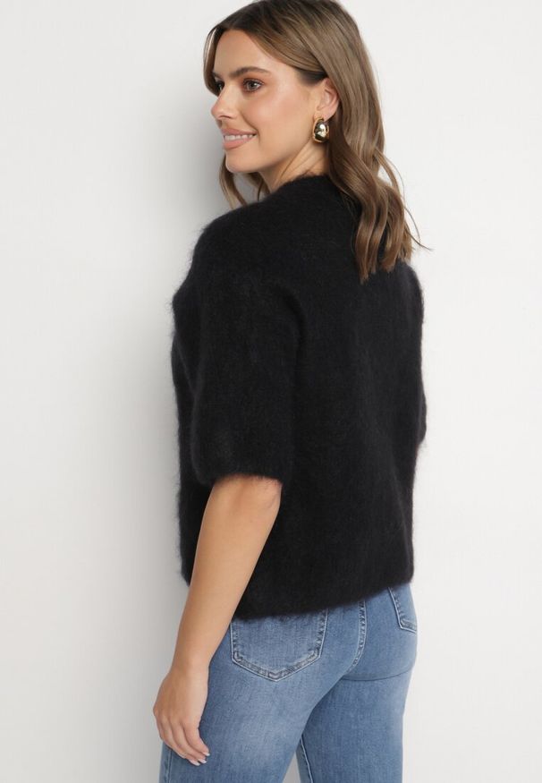 Born2be - Czarny Moherowy Sweter o Kroju Nietoperza z Rękawami 3/4 Eleanira. Okazja: na co dzień. Kolor: czarny. Materiał: moher. Wzór: aplikacja, ze splotem. Sezon: zima, jesień. Styl: klasyczny, casual, elegancki