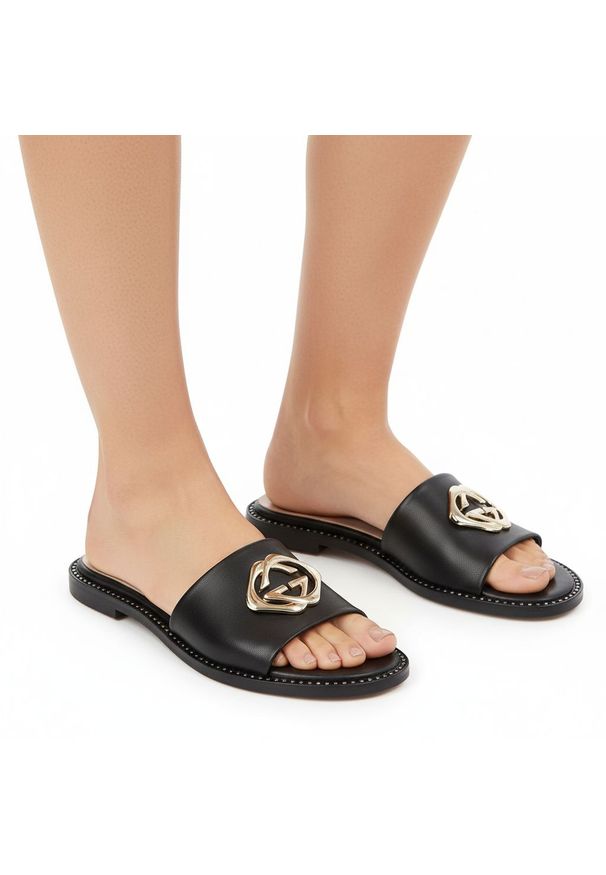 Czarne Klapki Lamanti Skórzane Buty Na Lato. Okazja: na co dzień. Kolor: czarny. Materiał: skóra. Wzór: aplikacja. Sezon: lato. Styl: casual, elegancki, klasyczny