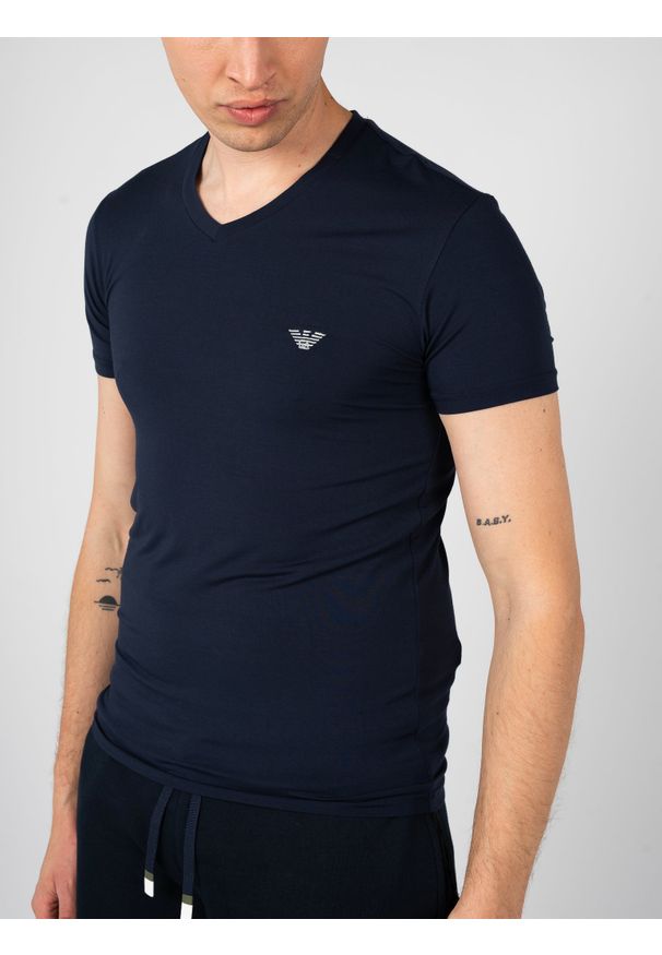 Emporio Armani T-shirt | 112010 4F511 | Mężczyzna | Granatowy. Okazja: na co dzień, na spacer, na spotkanie biznesowe. Kolor: niebieski. Materiał: elastan. Styl: biznesowy, casual, elegancki