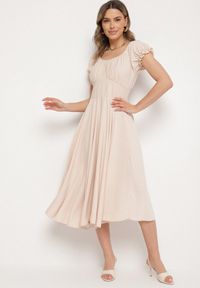 Born2be - Beżowa Sukienka z Bawełną Typu Hiszpanka z Ozdobnymi Bufkami Lunaleia. Okazja: na co dzień. Typ kołnierza: dekolt hiszpanka. Kolor: beżowy. Materiał: bawełna. Styl: klasyczny, casual, elegancki #1