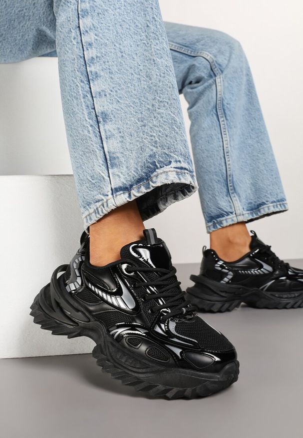 Renee - Czarne Sneakersy na Platformie z Tłoczeniem i Siateczkowymi Wstawkami Galoria. Okazja: na co dzień. Nosek buta: okrągły. Kolor: czarny. Materiał: jeans. Obcas: na platformie