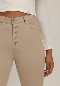 Renee - Beżowe Spodnie Skinny Winvienne. Stan: podwyższony. Kolor: beżowy. Długość: długie. Wzór: ażurowy #2