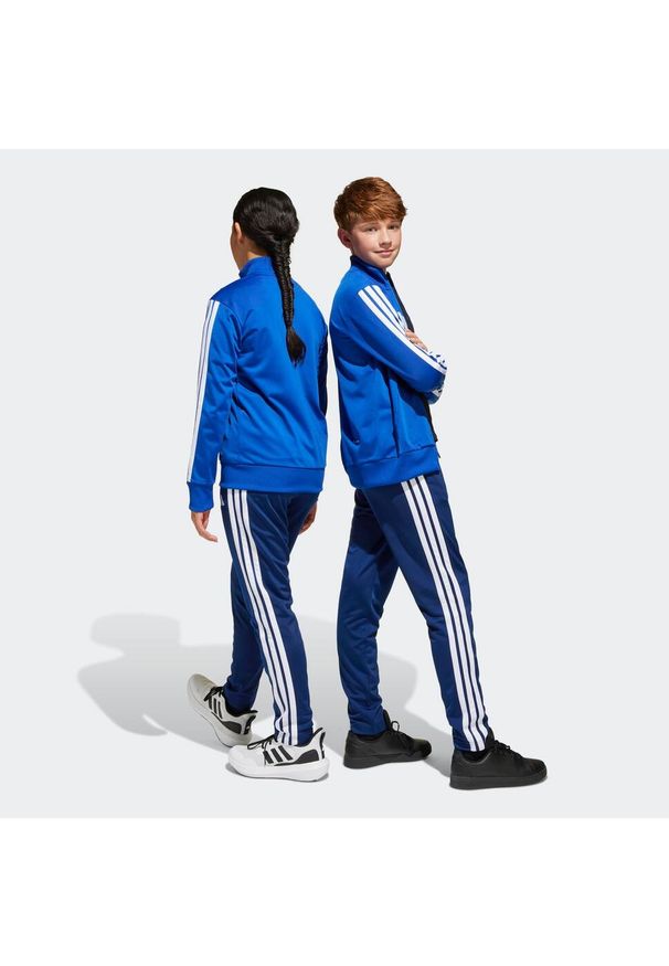 Adidas - Dres dziecięcy ADIDAS Tibeiro. Okazja: na uczelnię. Kolor: niebieski, biały, wielokolorowy. Materiał: dresówka. Styl: sportowy, elegancki