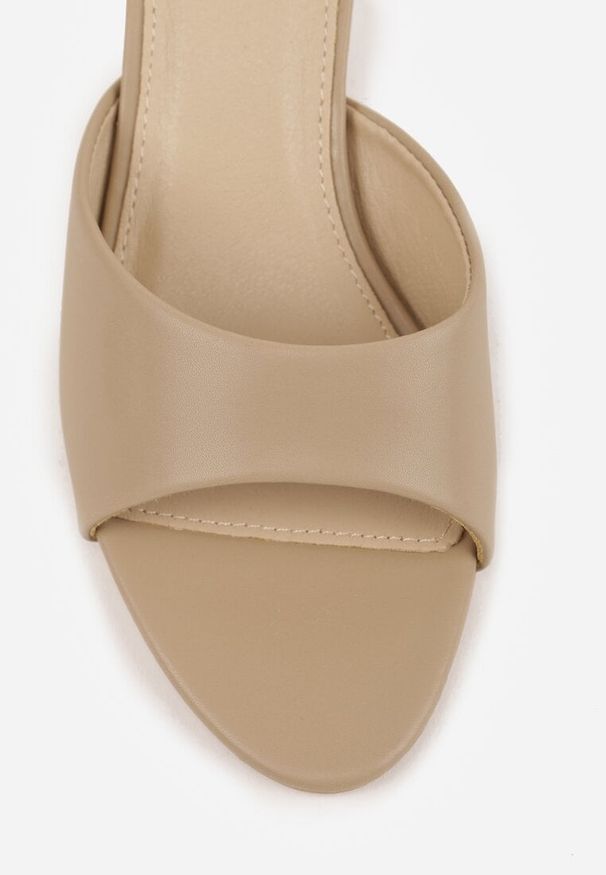 Renee - Ciemnobeżowe Klapki Peep Toe na Niskiej Szpilce Carinatia. Okazja: na co dzień. Nosek buta: otwarty. Kolor: beżowy. Materiał: jeans. Styl: casual, elegancki