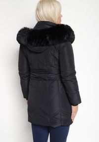 Born2be - Czarna Kurtka Pikowana o Długim Kroju z Kapturem z Futrem Ściągana w Talii Mazilie. Typ kołnierza: kaptur. Kolor: czarny. Materiał: futro. Długość rękawa: długi rękaw. Długość: długie. Styl: elegancki #7
