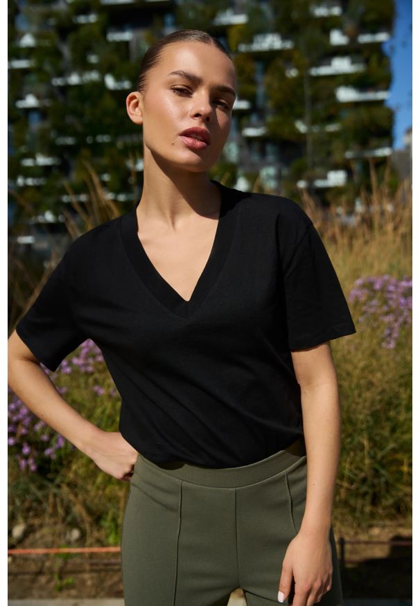 MOODO - Bawełniana bluzka z dekoltem w serek czarna. Typ kołnierza: dekolt w serek. Kolor: czarny. Materiał: bawełna