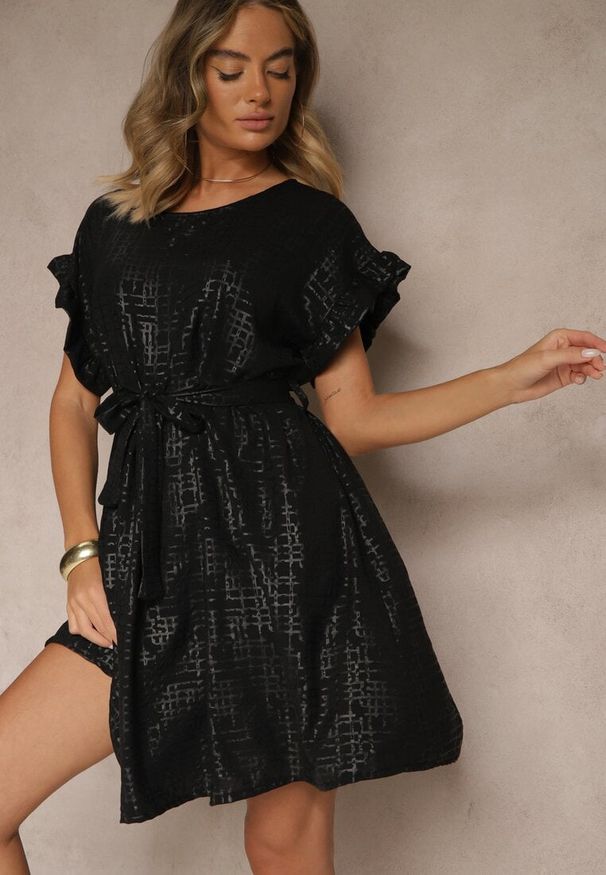 Renee - Czarna Sukienka z Paskiem i Falbankami przy Rękawach Folunelle. Okazja: na co dzień. Typ kołnierza: kołnierz z falbankami. Kolor: czarny. Styl: klasyczny, elegancki, casual