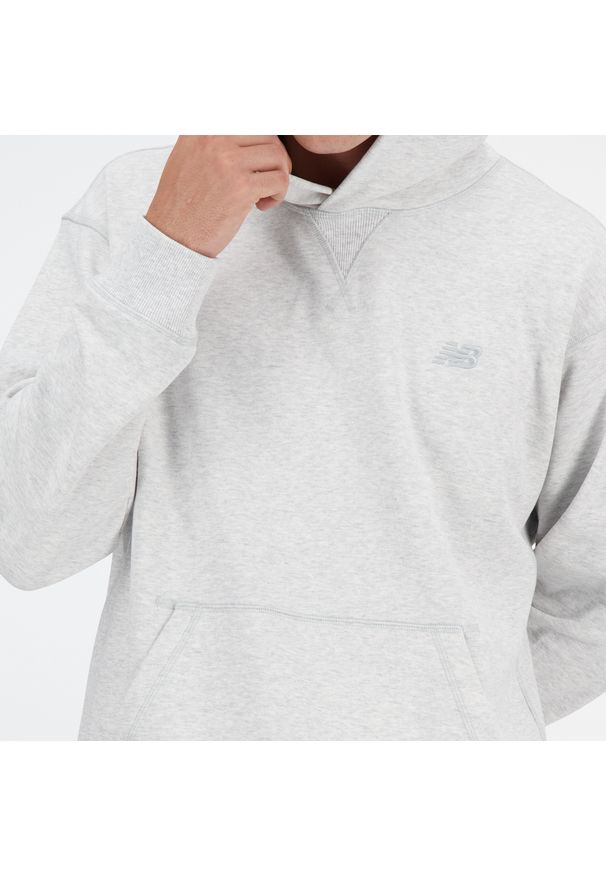Bluza męska New Balance MT41534AHH – szara. Typ kołnierza: kaptur. Kolor: szary. Materiał: jeans, bawełna, dresówka, prążkowany. Wzór: haft. Sport: fitness