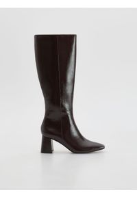 Reserved - Kozaki na obcasie - ciemnobrązowy. Kolor: brązowy. Materiał: skóra. Obcas: na obcasie. Wysokość obcasa: średni #1