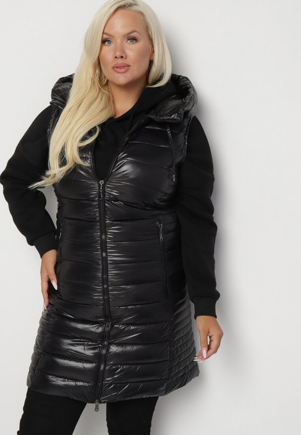 Born2be - Czarna Kamizelka Pikowana na Suwak z Kapturem Quenaria. Typ kołnierza: kaptur. Kolor: czarny. Materiał: jeans. Styl: elegancki