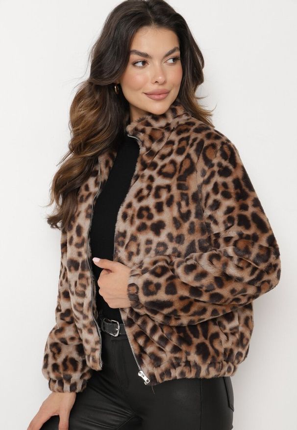 Born2be - Brązowa Futerkowa Kurtka ze Ściągaczami i Stójką w Cętki Viazelle. Okazja: na co dzień. Typ kołnierza: kołnierzyk stójkowy. Kolor: brązowy. Materiał: jeans. Wzór: motyw zwierzęcy. Styl: casual, elegancki