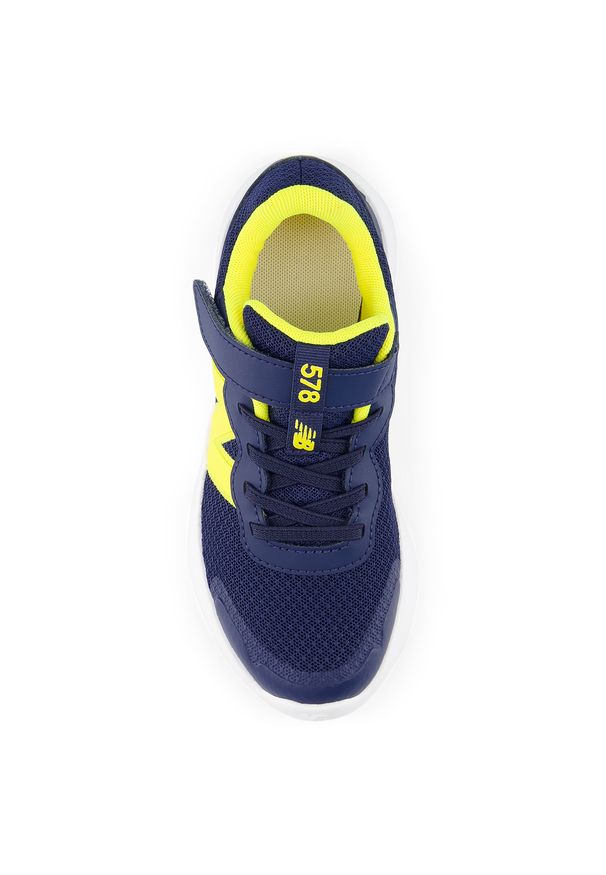 Buty dziecięce New Balance P57851R – granatowe. Kolor: niebieski. Materiał: guma, syntetyk, materiał. Szerokość cholewki: normalna. Sport: bieganie