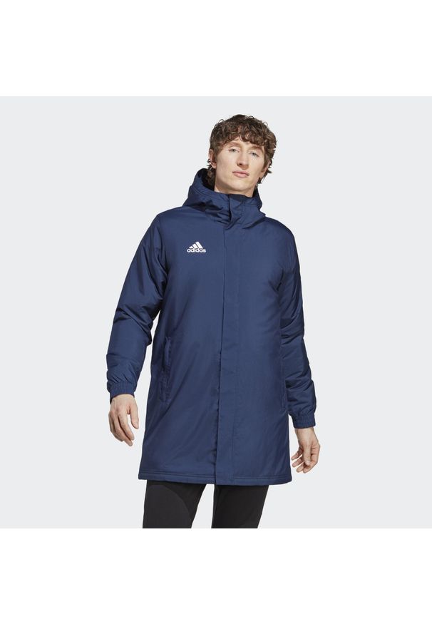 Adidas - Entrada 22 Stadium Jacket. Kolor: niebieski. Materiał: materiał. Długość: długie. Sport: piłka nożna