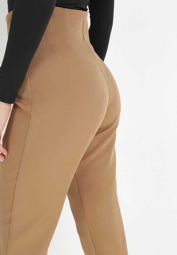 Born2be - Beżowe Spodnie Cygaretki High Waist Caphe. Okazja: na co dzień. Stan: podwyższony. Kolor: beżowy. Materiał: tkanina. Styl: casual, elegancki