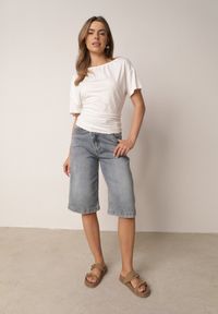 Born2be - Biała Wiskozowa Bluzka Nietoperzowa na Jedno Ramię z Marszczeniem w Talii Bolea. Okazja: do pracy, na co dzień, na spotkanie biznesowe. Kolor: biały. Materiał: wiskoza. Długość: długie. Styl: elegancki, biznesowy, klasyczny, casual #5