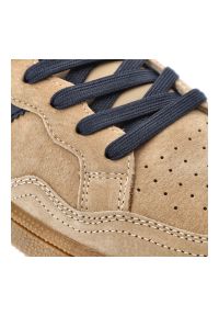 Sneakersy męskie Filippo, cholewka ze skóry naturalnej zamszowej z perforacją i wstawkami ze skóry licowej wiązane na płaskiej podeszwie, beżowe, MP7. Okazja: na co dzień. Zapięcie: sznurówki. Kolor: beżowy. Materiał: skóra, zamsz. Szerokość cholewki: normalna. Obcas: na płaskiej podeszwie #3