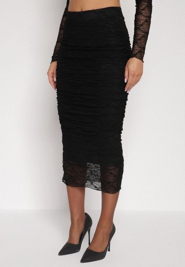 Born2be - Czarny Koronkowy Komplet Dopasowana Spódnica i Bluzka na Jedno Ramię Calonara. Kolor: czarny. Materiał: koronka