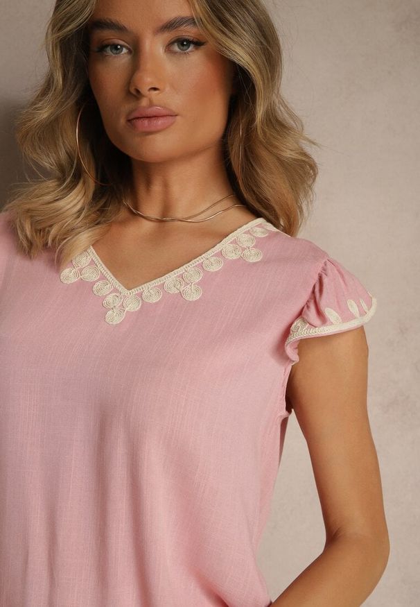 Renee - Różowa Bluzka z Bawełny Ozdobiona Haftem Savoreia. Okazja: na co dzień. Kolor: różowy. Materiał: bawełna. Wzór: aplikacja, haft. Styl: elegancki, casual