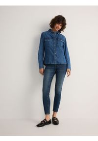 Reserved - Jeansy slim fit ze średnim stanem - niebieski. Kolor: niebieski