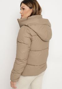 Born2be - Brązowa Pikowana Kurtka o Prostym Kroju z Kapturem i Kieszeniami Leolea. Okazja: na spacer, na co dzień. Typ kołnierza: kaptur. Kolor: beżowy, brązowy. Materiał: jeans. Sezon: zima. Styl: casual #8