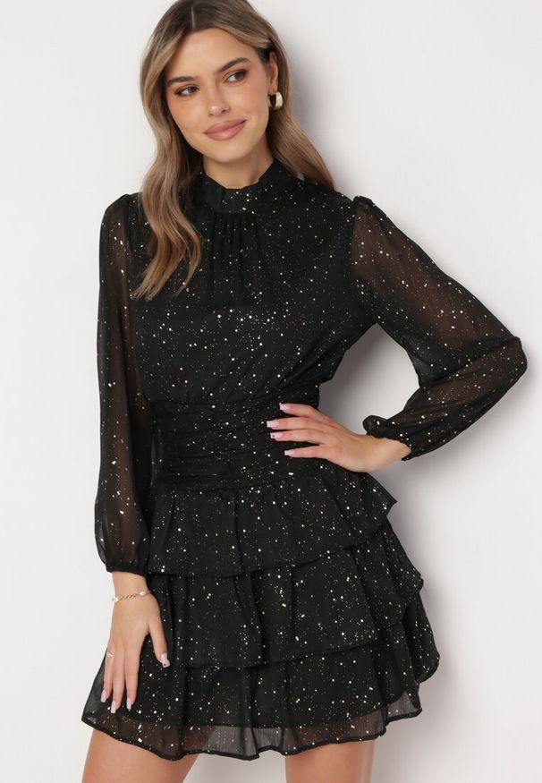 Born2be - Czarna Elegancka Sukienka z Błyszczącymi Drobinkami i Falbankami Tinaria. Typ kołnierza: kołnierz z falbankami. Kolor: czarny. Styl: elegancki