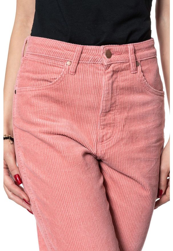 Wrangler - SPODNIE WRANGLER DAMSKIE MOM JEANS BRAND APRICOT W246UPP06 112127945. Stan: podwyższony. Materiał: jeans