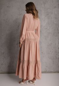 Renee - Jasnoróżowa Wiskozowa Sukienka o Rozkloszowanym Kroju z Wiązanym Paskiem i Koronką Reisavien. Okazja: na spacer, na co dzień. Typ kołnierza: dekolt w serek. Kolor: różowy. Materiał: wiskoza, koronka. Wzór: koronka. Typ sukienki: rozkloszowane. Styl: casual, elegancki #2