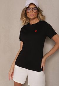 Renee - Czarny Bawełniany T-shirt z Ozdobną Naszywką w Kształcie Serca Viklara. Okazja: na co dzień. Kolor: czarny. Materiał: bawełna. Wzór: aplikacja. Styl: klasyczny, casual