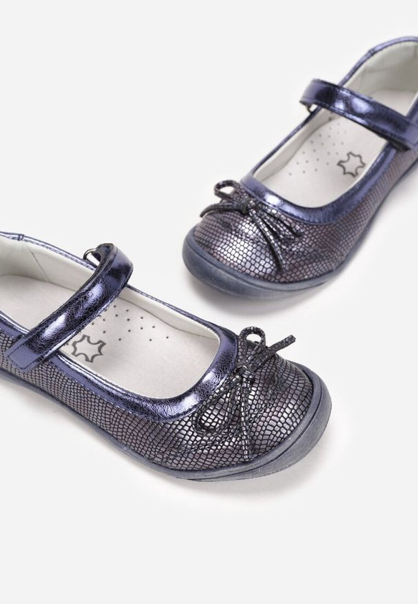 Born2be - Granatowe Balerinki Sowewynn. Nosek buta: okrągły. Zapięcie: pasek. Kolor: niebieski. Materiał: skóra. Szerokość cholewki: normalna. Styl: elegancki