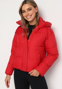 Born2be - Czerwona Pikowana Kurtka Puffer z Kapturem Miviera. Okazja: na spotkanie biznesowe, do pracy, na co dzień. Typ kołnierza: kaptur. Kolor: czerwony. Materiał: jeans. Sezon: zima. Styl: elegancki, biznesowy, casual #4