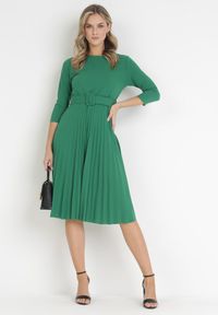 Born2be - Zielona Sukienka Plisowana z Paskiem Gonge. Okazja: na co dzień, na imprezę. Kolor: zielony. Typ sukienki: proste, dopasowane. Styl: klasyczny, elegancki, casual #3