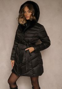 Renee - Czarna Kurtka z Pikowanym Przeszyciami Wiązanym Paskiem i Kapturem z Futrem Fenida. Kolor: czarny. Materiał: futro. Styl: elegancki