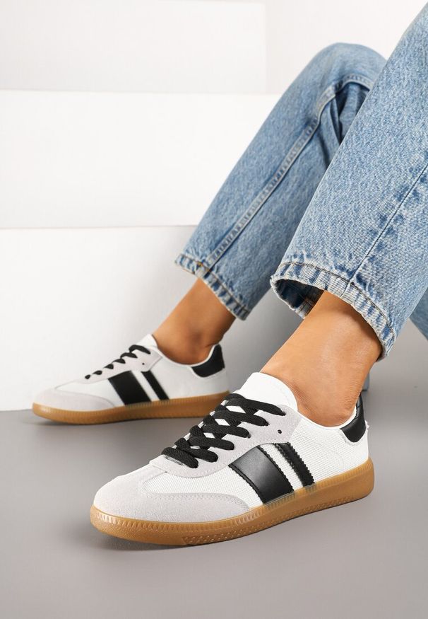 Renee - Biało-Czarne Sneakersy na Kauczukowej Podeszwie Ozdobione Paskami Emidi. Okazja: na co dzień. Zapięcie: pasek. Kolor: biały. Materiał: kauczuk. Wzór: aplikacja. Obcas: na obcasie. Wysokość obcasa: niski