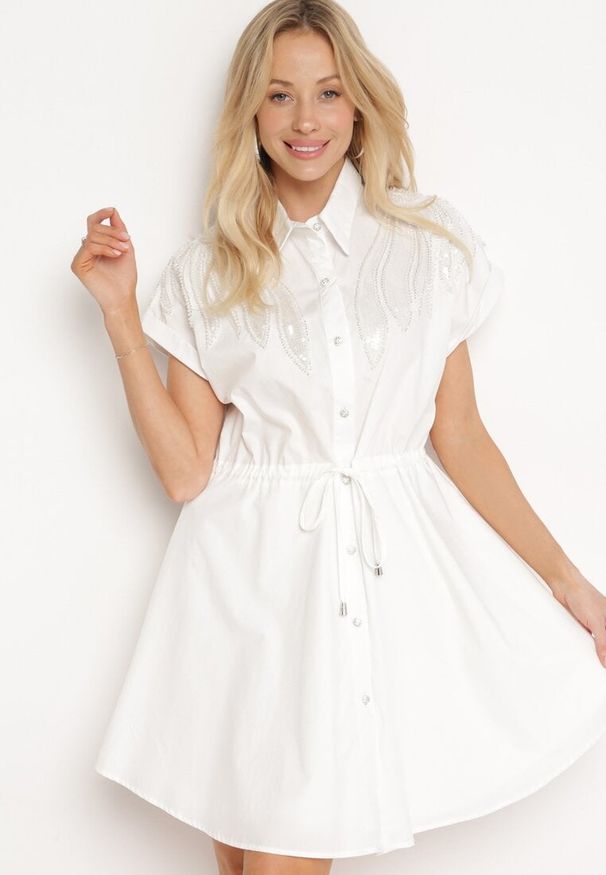 Born2be - Biała Sukienka z Bawełny o Koszulowym Kroju z Materiałowym Paskiem i Zdobieniami Vitolia. Okazja: na co dzień. Typ kołnierza: dekolt w kształcie V. Kolor: biały. Materiał: materiał, bawełna. Długość rękawa: krótki rękaw. Wzór: aplikacja. Typ sukienki: koszulowe. Styl: casual, elegancki