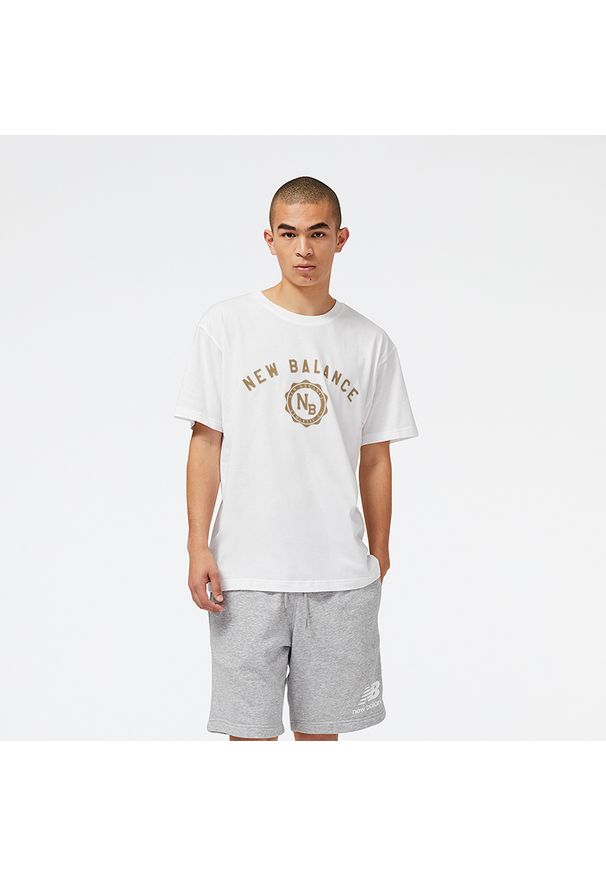 Koszulka męska New Balance MT31904WT – biała. Kolor: biały. Materiał: poliester, materiał, bawełna. Wzór: napisy
