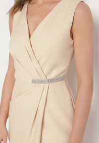 Born2be - Beżowa Sukienka Vices Dopasowana Asymetryczna z Błyszczącą Wstawką Tolivena. Okazja: na co dzień. Typ kołnierza: dekolt w kształcie V. Kolor: beżowy. Materiał: materiał. Wzór: aplikacja. Typ sukienki: asymetryczne. Styl: casual, elegancki #5