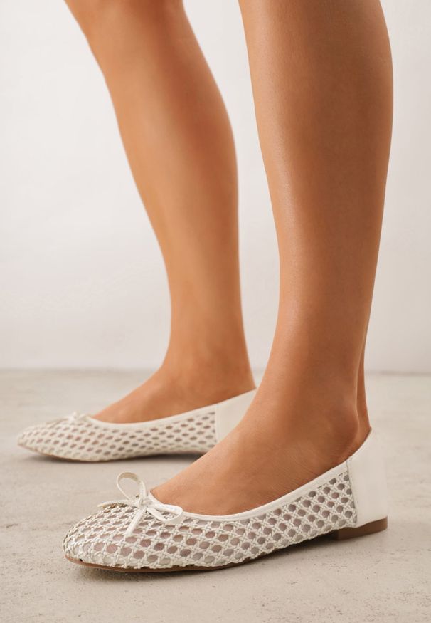 Renee - Jasnobeżowe Balerinki z Siateczkową Cholewką z Plecionką Zdobione Kokardką Harelaya. Okazja: na spacer. Kolor: beżowy. Materiał: jeans. Szerokość cholewki: normalna. Wzór: aplikacja. Sezon: lato. Obcas: na płaskiej podeszwie. Styl: boho, elegancki