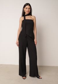 Born2be - Czarny Garniturowy Komplet Szerokie Spodnie i Asymetryczna Bluzka Bez Rękawów Sinaia. Kolor: czarny. Materiał: poliester #1