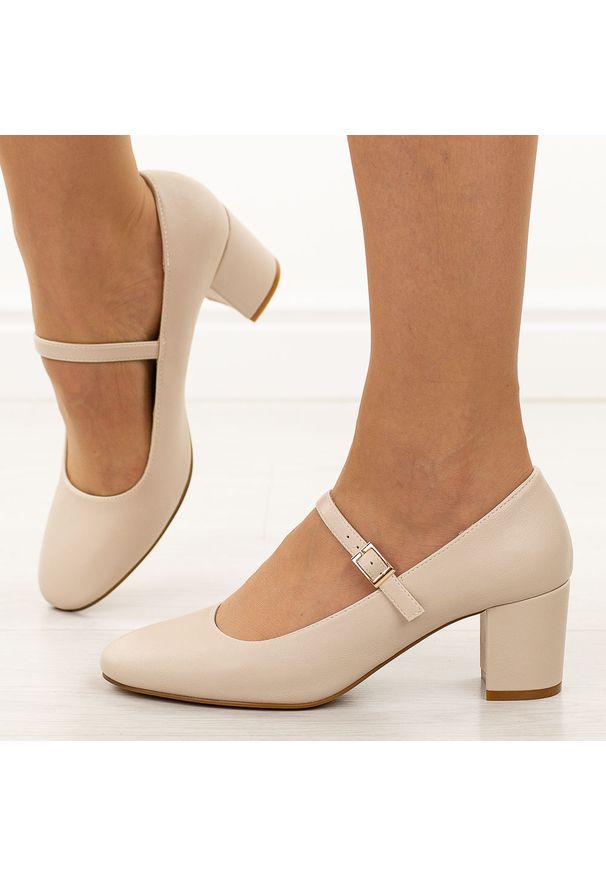 Cieliste czółenka damskie na słupku Sergio Leone Pb176. Okazja: na spotkanie biznesowe, na co dzień. Nosek buta: okrągły. Materiał: skóra. Szerokość cholewki: normalna. Sezon: wiosna, lato. Obcas: na słupku. Styl: elegancki, casual, klasyczny, biznesowy. Wysokość obcasa: średni