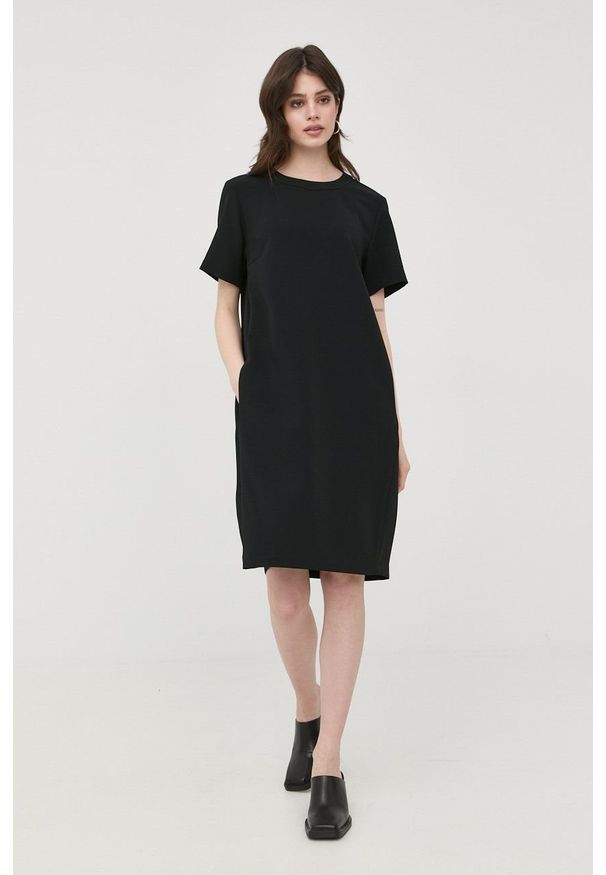 BOSS sukienka kolor czarny mini prosta. Okazja: na co dzień. Kolor: czarny. Materiał: tkanina, włókno. Długość rękawa: krótki rękaw. Typ sukienki: proste. Styl: casual. Długość: mini