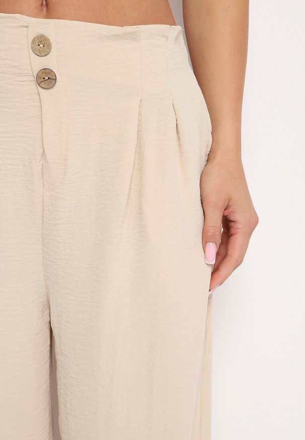 Born2be - Beżowe Szerokie Spodnie Alladynki z Wysokim Stanem i Gumką w Talii Rissanas. Stan: podwyższony. Kolor: beżowy. Materiał: jedwab. Wzór: aplikacja